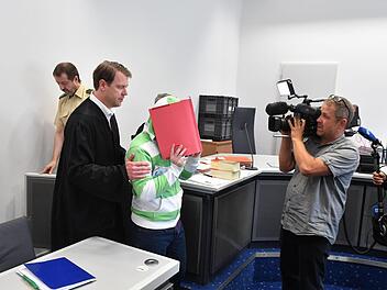 Der Angeklagte beim Prozessauftakt am 15. Juni Foto: Ronald Rinklef