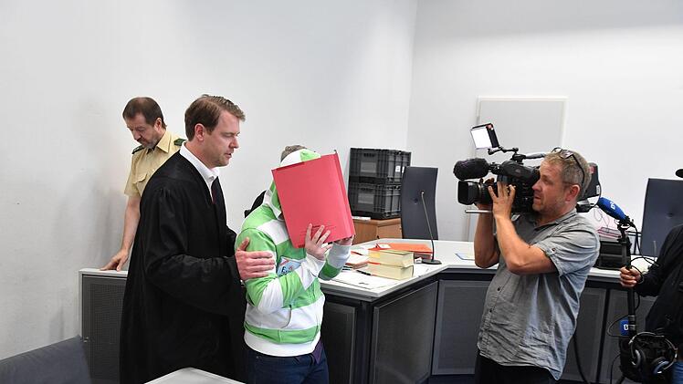 Der Angeklagte beim Prozessauftakt am 15. Juni Foto: Ronald Rinklef