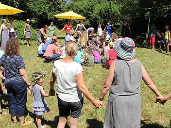 Gemeinsam tanzen, reden und Gemeinschaft genießen: Der Waldorfkindergarten Wernstein hat am Wochenende gefeiert. Foto: Katharina Müller-Sanke