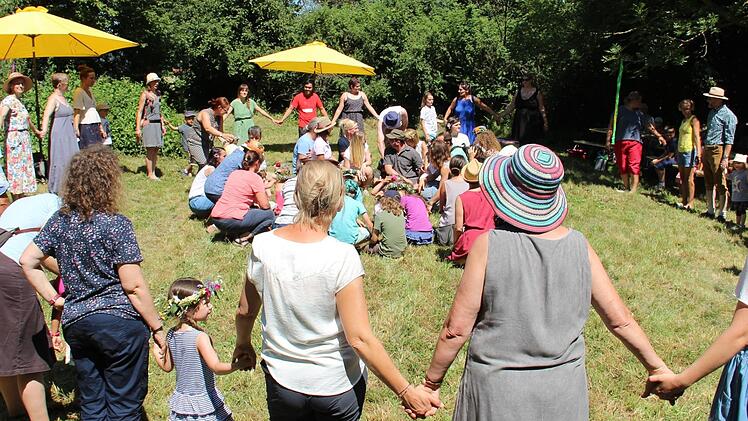 Gemeinsam tanzen, reden und Gemeinschaft genießen: Der Waldorfkindergarten Wernstein hat am Wochenende gefeiert. Foto: Katharina Müller-Sanke