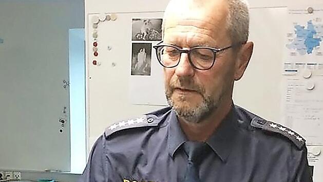 Bernd Thein von der Haßfurter Polizei fing die Kornnatter ein.  Foto: Polizeiinspektion Haßfurt