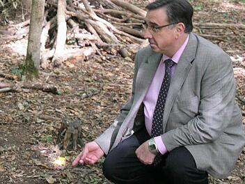 Gräfenbergs Bürgermeister  Werner Wolf (FW) besucht den  Wald, in  dem  die Granate entdeckt  wurde.   Foto: fra-press