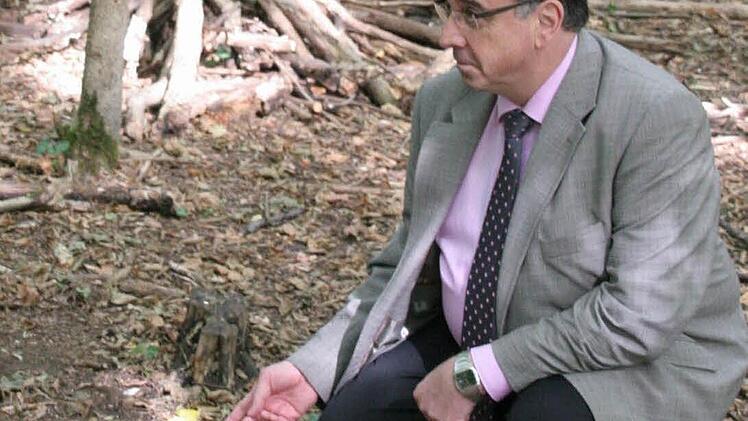 Gräfenbergs Bürgermeister  Werner Wolf (FW) besucht den  Wald, in  dem  die Granate entdeckt  wurde.   Foto: fra-press