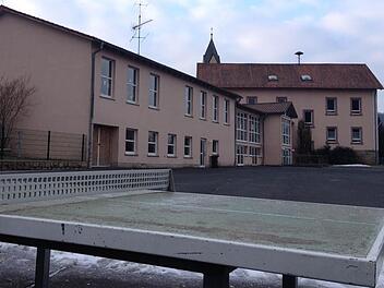 Nach dem Wunsch der Eltern soll auf dem grauen Asphalt bald ein Spielfeld entstehen. Foto: Sebastian Schmitt