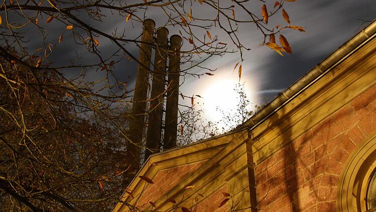 Im Gegensatz zur Heizzentrale selbst sollen die Schlote dahinter abgebrochen werden.
