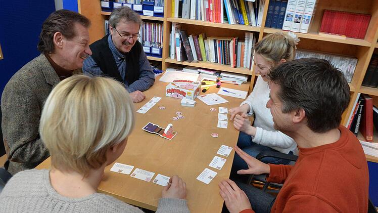 Verspielt im Büro: Unsere Redakteure spielen "Sauschwer" und stellen fest: Leichtgewichte haben da keine Chance. Foto: Ronald Rinklef