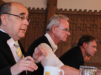 Sie dirigierten die Etatberatungen (v.l.): OB Franz Stumpf, Kämmerer Gerhard Haagen und Detlef Winkler (Leiter der Kämmerei). Foto: Roepert