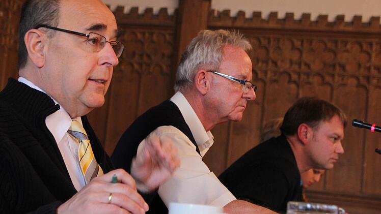 Sie dirigierten die Etatberatungen (v.l.): OB Franz Stumpf, Kämmerer Gerhard Haagen und Detlef Winkler (Leiter der Kämmerei). Foto: Roepert