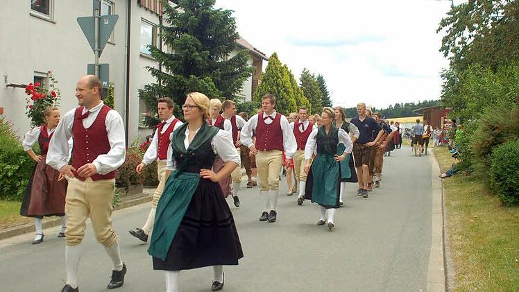 Die Gastgeber der Fechheimer Landjugend hatten die Ehre, den Festumzug zu ihrem 65-jährigen Bestehen anzuführen. Fotos: Gabi Arnold