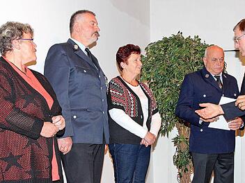 Das Ehrenkreuz in Bronze des Deutschen Feuerwehrverbandes bekamen Gerhard Schreiner (Windheim, l.) und Edmund Wiener (Reichenbach, 2. v. r.), die viele Jahre Kommandanten waren, von Kreisbrandrat Benno Metz (rechts). Mit auf dem Foto sind die Ehefrauen. Foto: Dieter Britz