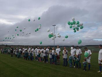 Mit einem Sponsorenspiel eröffnete der TSV Oerlenbach sein zweites Spielfeld. Unser Foto zeigt beide Teams zusammen mit Kindern, die Luftballons in die Höhe steigen ließen. Foto: Stefan Geiger