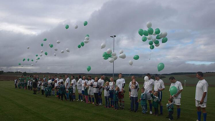 Mit einem Sponsorenspiel eröffnete der TSV Oerlenbach sein zweites Spielfeld. Unser Foto zeigt beide Teams zusammen mit Kindern, die Luftballons in die Höhe steigen ließen. Foto: Stefan Geiger