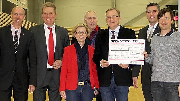Bei der Spendenübergabe, von links: Walter Schweinsberg (Geschäftsführer Mediengruppe Oberfranken), Andreas Eßer (Standortverantwortlicher von Motor-Nützel in Bamberg), Bambergs Gleichstellungsbeauftragte Gabriele Kepic, Heiner Kemmer (Vorstandsmitglied Förderverein Soziale Stadt), Oberbürgermeister Andreas Starke, Steffen Rommel (Verkaufsleiter Motor-Nützel Bamberg) und Matthias Gensner (Geschäftsführer Iso).  Foto: Pressestelle Stadt Bamberg
