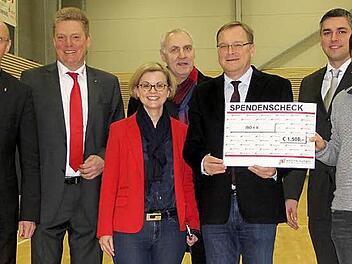 Bei der Spenden&uuml;bergabe, von links: Walter Schweinsberg (Gesch&auml;ftsf&uuml;hrer Mediengruppe Oberfranken), Andreas E&szlig;er (Standortverantwortlicher von Motor-N&uuml;tzel in Bamberg), Bambergs Gleichstellungsbeauftragte Gabriele Kepic, Heiner Kemmer (Vorstandsmitglied F&ouml;rderverein Soziale Stadt), Oberb&uuml;rgermeister Andreas Starke, Steffen Rommel (Verkaufsleiter Motor-N&uuml;tzel Bamberg) und Matthias Gensner (Gesch&auml;ftsf&uuml;hrer Iso).  Foto: Pressestelle Stadt Bamberg