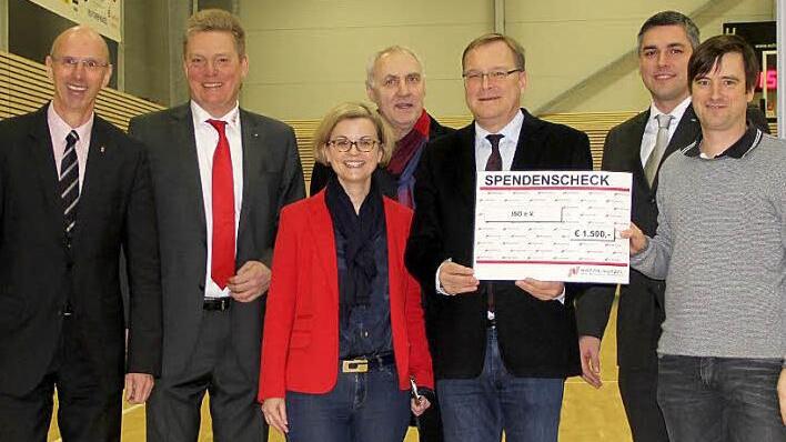 Bei der Spendenübergabe, von links: Walter Schweinsberg (Geschäftsführer Mediengruppe Oberfranken), Andreas Eßer (Standortverantwortlicher von Motor-Nützel in Bamberg), Bambergs Gleichstellungsbeauftragte Gabriele Kepic, Heiner Kemmer (Vorstandsmitglied Förderverein Soziale Stadt), Oberbürgermeister Andreas Starke, Steffen Rommel (Verkaufsleiter Motor-Nützel Bamberg) und Matthias Gensner (Geschäftsführer Iso).  Foto: Pressestelle Stadt Bamberg