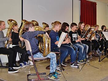 Die Bläserklasse (5. Jahrgang) der Ganztagsschule unter der Leitung von Musiklehrerin Martina Bohla. Foto: Sigismund von Dobschütz