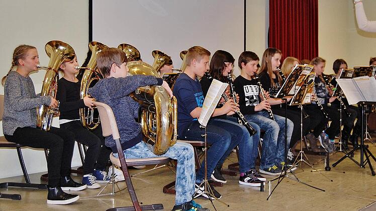 Die Bläserklasse (5. Jahrgang) der Ganztagsschule unter der Leitung von Musiklehrerin Martina Bohla. Foto: Sigismund von Dobschütz