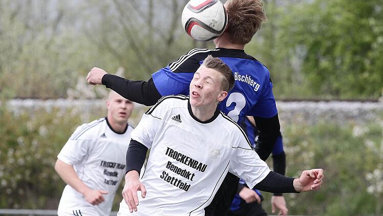 Kopfballduell zwischen Maximilian Burger (r.) und Alexander Schmid