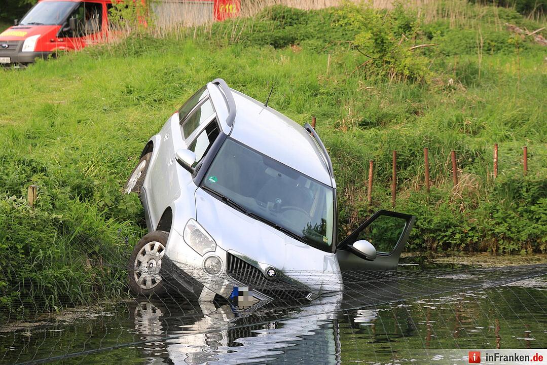Auto stürzt bei Wannbach in Forellenteich