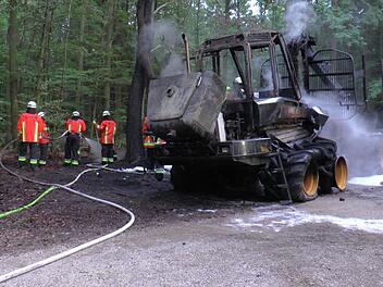 Die Kameraden der Freiwilligen Feuerwehr Fischbach und der Berufsfeuerwehr N?rnberg haben den Brand schnell unter Kontrolle. Jedoch brennt der Harvester komplett aus. Foto: NEWS5 / Friedrich