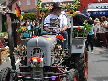Farbenfroh war der Festzug durch den Ort. Foto: Uschi Prawitz