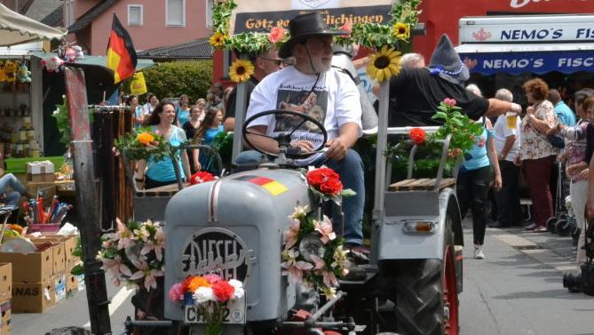 Farbenfroh war der Festzug durch den Ort. Foto: Uschi Prawitz
