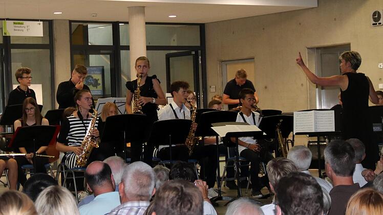 Ariane Dammann-Ranger (r.) dirigierte die Junior Big Band und brachte das Publikum in Bewegung. Foto: Johanna Blum