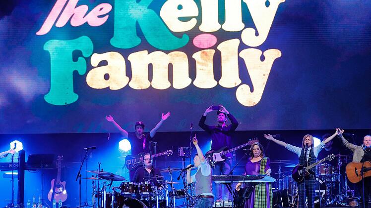 Bei ihrer Premiere in Coburg genossen die Mitglieder der Kelly Family die besondere Stimmung auf dem Schlossplatz.  Foto: Matthias Hoch