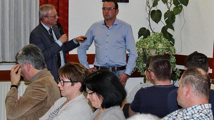 Bürgermeister Gotthard Schlereth und Ortssprecher Torsten Büchner Foto: Werner Vogel