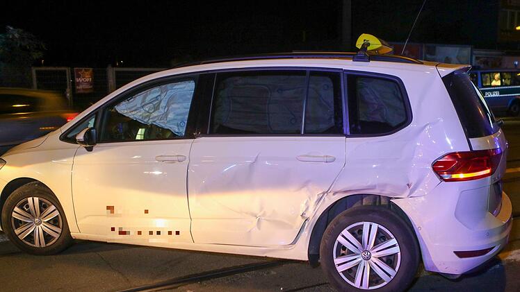 Am Freitagabend kollidierte in N&uuml;rnberg eine Stra&szlig;enbahn mit einem Taxi. Foto: NEWS5/Friedrich