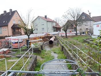 An der Brückenbaustelle in der Reitscher Dorfstraße ist man zwei Monate in Verzug gekommen. Die Dorfstraße sollte eigentlich Ende Oktober für den Verkehr frei sein und die Umleitung aufgehoben werden. Jetzt wird dies erst vor Weihnachten der Fall sein. K.- H. Hofmann