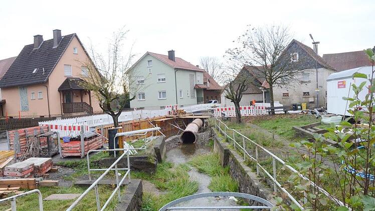 An der Brückenbaustelle in der Reitscher Dorfstraße ist man zwei Monate in Verzug gekommen. Die Dorfstraße sollte eigentlich Ende Oktober für den Verkehr frei sein und die Umleitung aufgehoben werden. Jetzt wird dies erst vor Weihnachten der Fall sein. K.- H. Hofmann