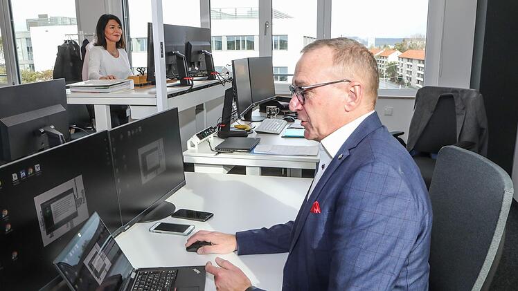 Friedrich Bayer und Maria Christel sind zwei von 2000 Siemens-Mitarbeitern, die bereits ihren neuen Arbeitsplatz bezogen haben.     Foto: Barbara Herbst