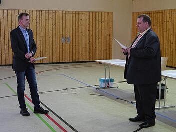 Bürgermeister Bernold Martin vereidigt in der Schondratalhalle seinen neugewählten Stellvertreter Jochen Henz von der FWG Schönderling, 3. Bürgermeister bleibt Jürgen Metz.  Foto: Oswald Türbl