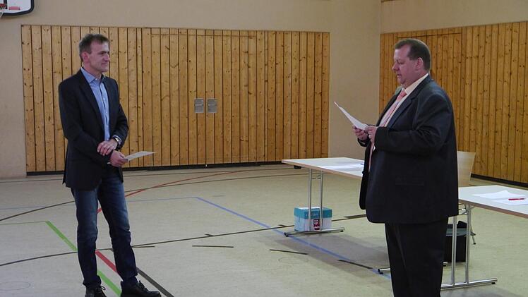 Bürgermeister Bernold Martin vereidigt in der Schondratalhalle seinen neugewählten Stellvertreter Jochen Henz von der FWG Schönderling, 3. Bürgermeister bleibt Jürgen Metz.  Foto: Oswald Türbl