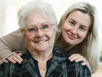 Eine herzliche Verbindung: Bei ihrem Heimataufenthalt besucht Denise immer wieder ihre Oma Anni Wirth in Wirsberg. Foto: privat