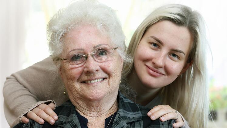 Eine herzliche Verbindung: Bei ihrem Heimataufenthalt besucht Denise immer wieder ihre Oma Anni Wirth in Wirsberg. Foto: privat