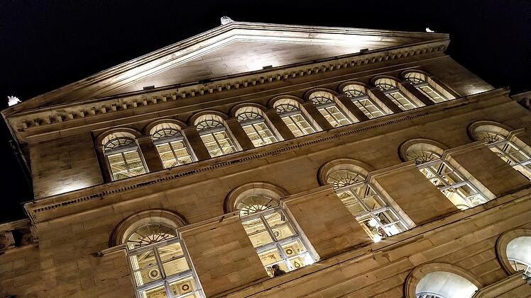 Ab sofort gelten im Landestheater für die Mitarbeitenden bei Proben und Aufführungen verschärfte Hygieneregeln. Deshalb muss auch der Spielplan angepasst werden.Foto: Jochen Berger