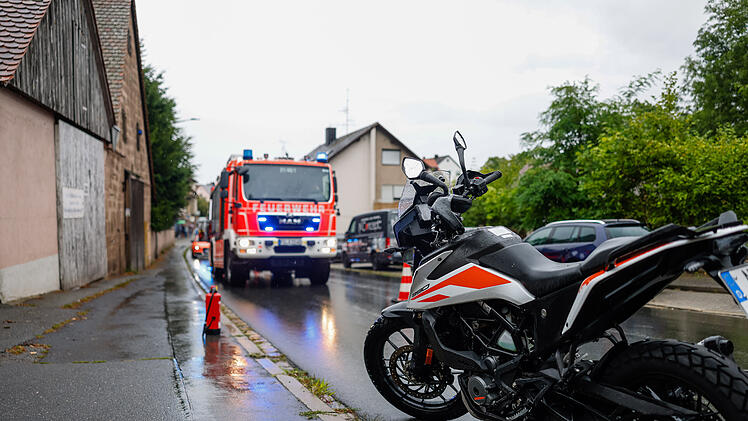 Motorrad driftet in Gegenverkehr ab: Zwei Verletzte nach Crash - Bundestagsabgeordneter unter den Ersthelfern