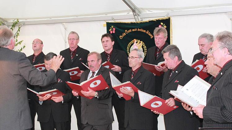 Der Männergesangverein Heldburg trat unter der Leitung von Alfred Schröder auf.Foto: Becht
