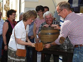 Perfekt: der Bieranstich durch Pfarrerin Tanja Vincent Fotos: Klaus Gagel