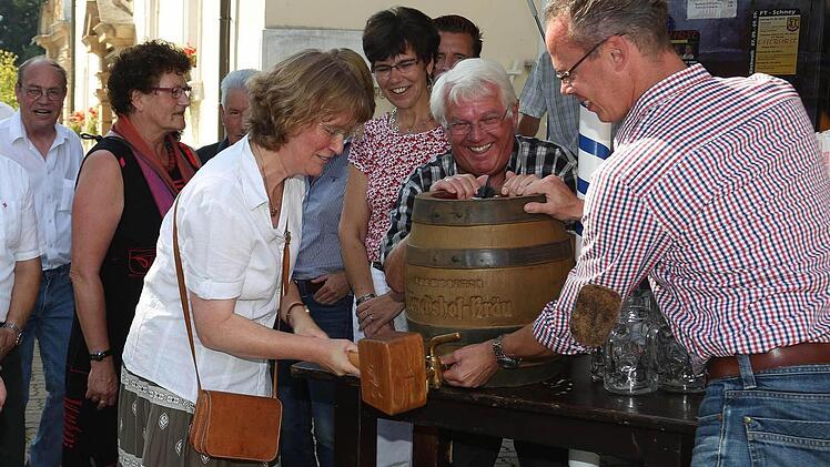 Perfekt: der Bieranstich durch Pfarrerin Tanja Vincent Fotos: Klaus Gagel