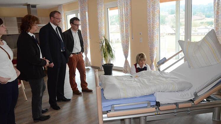 Pflegedienstleiterin Viola Förtsch führt den interessierten Gästen ein neues Spezialbett vor.