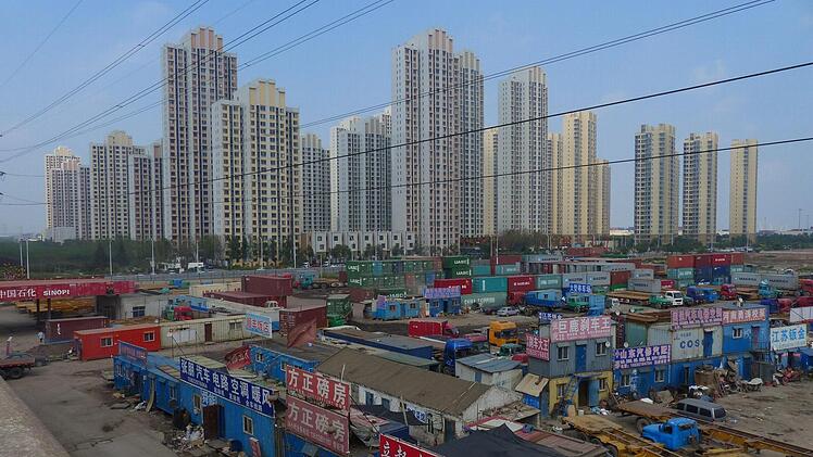 Kontraste: Ein kleines Gewerbegebiet vor der Skyline von Busan.Foto: Manfred Wagner