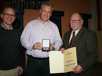 Verbandsratsvorsitzender Günther Jackl (links) und BLSV-Kreisvorsitzender Rainer Werner (rechts) zeichnen Siegbert Goll aus.