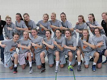 &Uuml;ber die bayerische Meisterschaft freuen sich, hinten v.&nbsp;l.: Trainer Kai Tzschentke, Nadja Greubel, Anna-Louisa Riedel, Hanna Bogend&ouml;rfer, Kim Siebert, Magdalena Landwehr, Ronja Richter, Julia Betz, Julia F&ouml;rner, Trainerin Kathrin Gut; vorn v.&nbsp;l.: Jasmin Schor, Eva Dorsch, Marie Kapp, Jana Barth, Teresa Schwital, Nina K&uuml;hhorn, Mara Edelmann, Laura Ennes. Fotos: privat