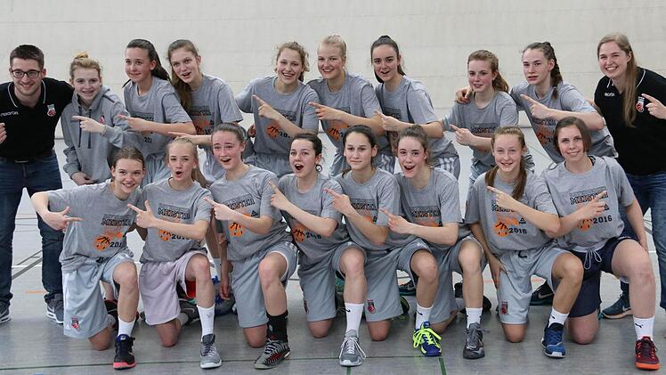 &Uuml;ber die bayerische Meisterschaft freuen sich, hinten v.&nbsp;l.: Trainer Kai Tzschentke, Nadja Greubel, Anna-Louisa Riedel, Hanna Bogend&ouml;rfer, Kim Siebert, Magdalena Landwehr, Ronja Richter, Julia Betz, Julia F&ouml;rner, Trainerin Kathrin Gut; vorn v.&nbsp;l.: Jasmin Schor, Eva Dorsch, Marie Kapp, Jana Barth, Teresa Schwital, Nina K&uuml;hhorn, Mara Edelmann, Laura Ennes. Fotos: privat