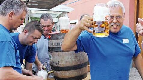 Der Gerstensaft läuft aus dem ersten Fass. Ein Prost auf die Mühlhäuser Kerwa  Foto: Evi Seeger