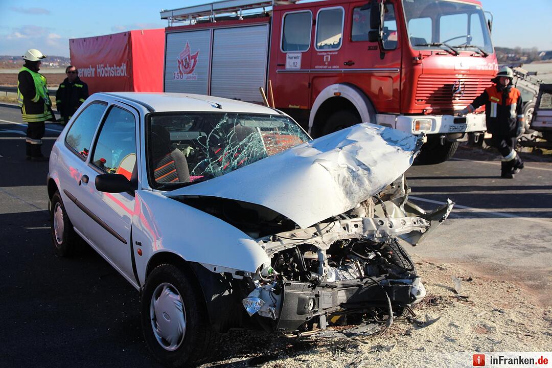 B470 bei Lonnerstadt: Seniorin stirbt nach Kollision mit Land Rover