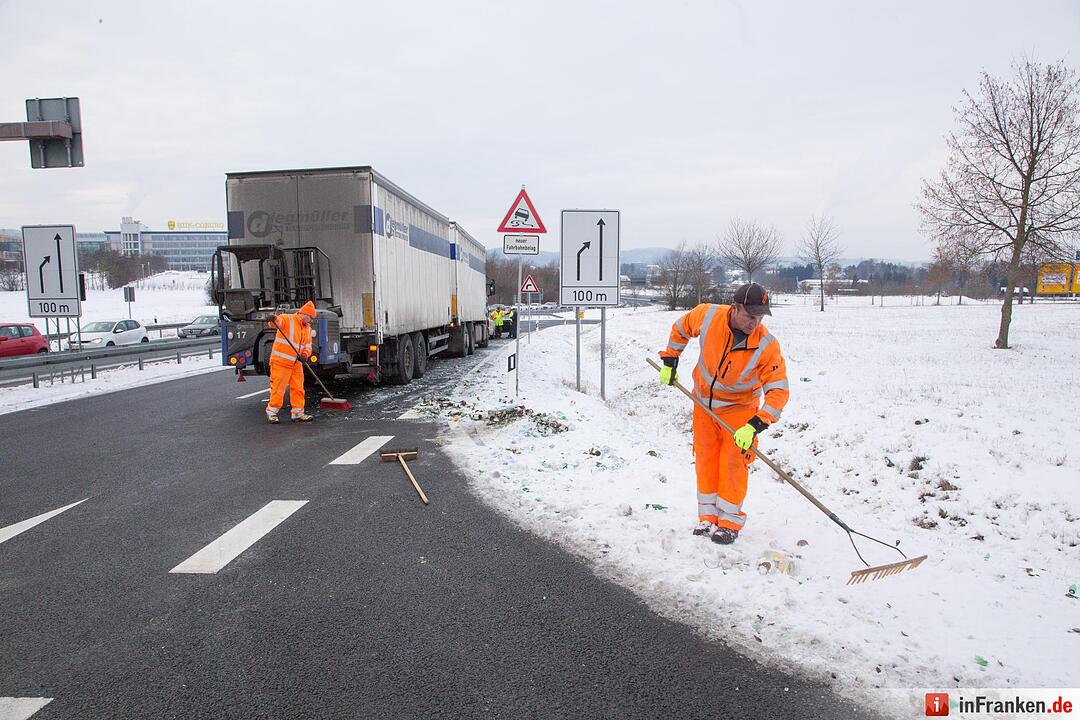 Lkw verliert Wasserkästen bei Coburg